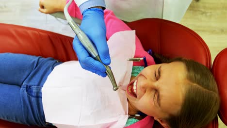 Paciente-Joven-Asustado-Durante-Un-Chequeo-Dental