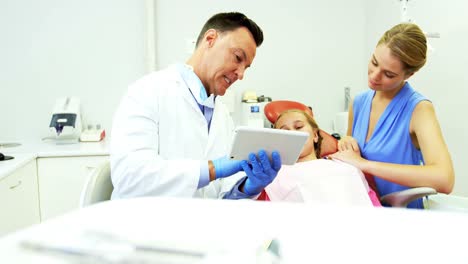 Zahnarzt-Interagiert-Mit-Der-Mutter-Junger-Patienten