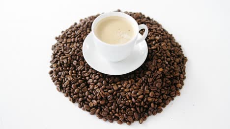 Tasse-Kaffee,-Umgeben-Von-Gerösteten-Bohnen