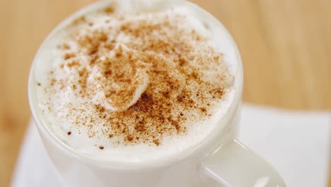 Kaffee-Serviert-In-Weißer-Tasse