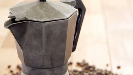 Kaffeebohnen-Mit-Metallischer-Kaffeemaschine