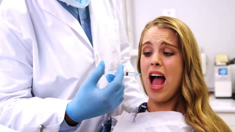 Verängstigte-Frau,-Die-Vom-Zahnarzt-Eine-Injektion-Erhält