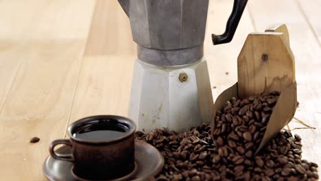 Kaffee-Mit-Kaffeemaschine-Und-Schaufel