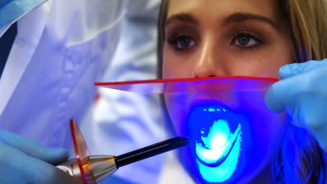 Los-Dentistas-Examinan-A-Una-Paciente-Con-Lámpara-De-Polimerización-Dental.