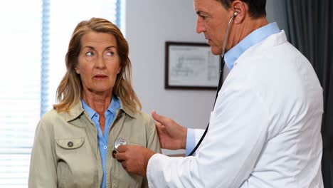 Doctor-examining-a-senior-woman