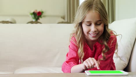 Mädchen-Benutzt-Digitales-Tablet-Im-Wohnzimmer
