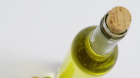Grüne-Oliven-Und-Eine-Flasche-Olivenöl