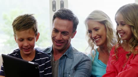 Familia-Feliz-Usando-Tableta-Digital-En-La-Sala-De-Estar