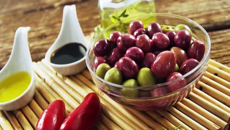 Ingredientes-Aceitunas-Frescas,-Aceite,-Salsa-De-Soja-Y-Pimiento-Rojo