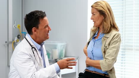 Patient-Leidet-Unter-Bauchschmerzen,-Während-Er-Einen-Arzt-Konsultiert