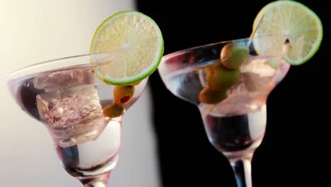 Zwei-Gläser-Cocktail,-Garniert-Mit-Zitrone-Und-Oliven