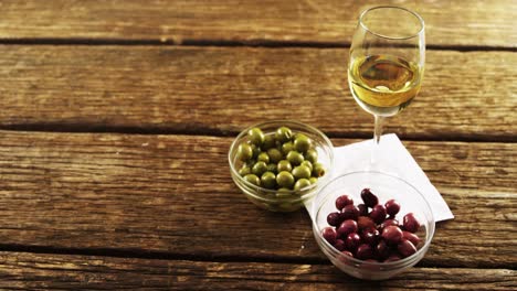 Wine-served-with-green-and-red-olives