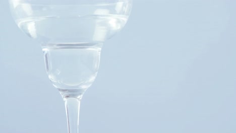 Olivenstab-Fällt-In-Das-Cocktailglas
