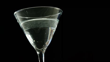 Oliven-Fallen-In-Das-Cocktailglas