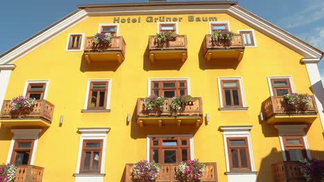 Acérquese-A-La-Hermosa-Fachada-Amarilla-De-Uno-De-Los-Hoteles-Más-Famosos-De-Hallstatt.