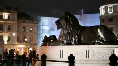 Vista-Nocturna-De-Los-Leones-De-Bronce-Debajo-De-La-Columna-De-Nelson-Antes-De-Navidad,-Londres,-Reino-Unido