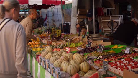 Ubicado-En-El-Casco-Antiguo,-El-Mercado-De-Annecy-Presenta-Lo-Mejor-De-Los-Productos-Saboyanos-De-Alta-Calidad.