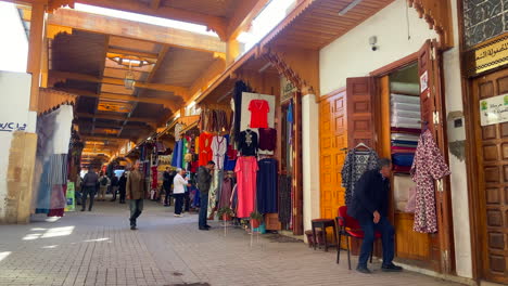 ángulo-Bajo-De-La-Población-Local-Marroquí-Paseando-Por-El-Zoco-De-La-Medina-De-Rabat