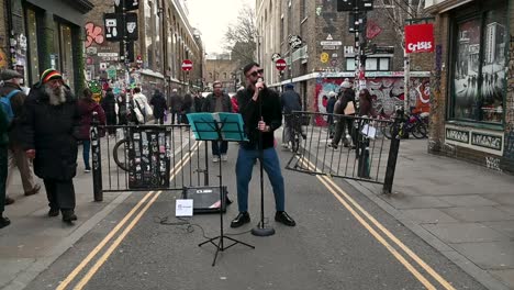 Cantando-Dentro-De-Brick-Lane,-Londres,-Reino-Unido.