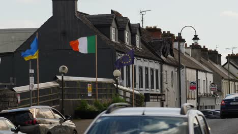 Calle-Principal,-Claremorris,-Condado-De-Mayo:-Con-Banderas-Ucranianas,-Irlandesas-Y-Europeas.