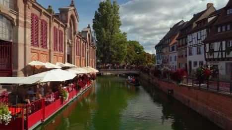 Menschen-Segeln-In-Einem-Boot-In-Der-Nähe-Der-Markthalle-Im-Fischhändlerviertel-In-Colmar