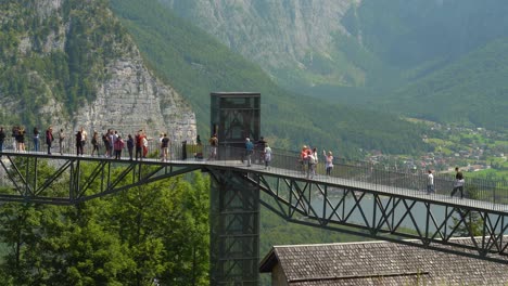 Touristen-Nehmen-Einen-Aufzug-In-Der-Nähe-Des-Hallstätter-Skywalks