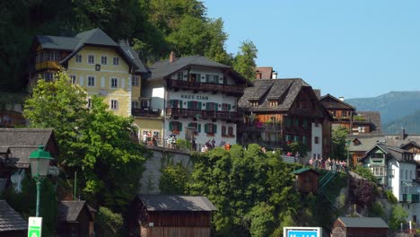 Los-Turistas-Caminan-Por-Un-Sendero-Empinado-En-El-Pueblo-De-Hallstatt.