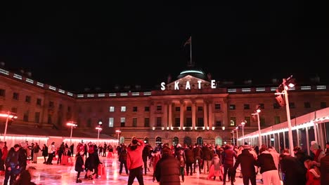 Patinar-Dentro-De-Somerset-House,-Londres,-Reino-Unido