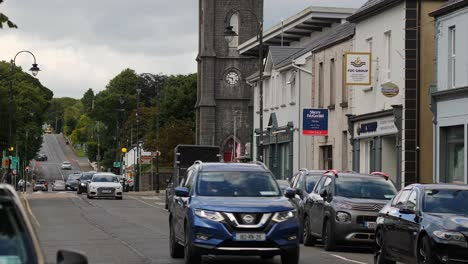 Vista-Estática-De-La-Calle-Principal,-County-Mayo,-Irlanda,-Con-El-Tráfico-Que-Pasa