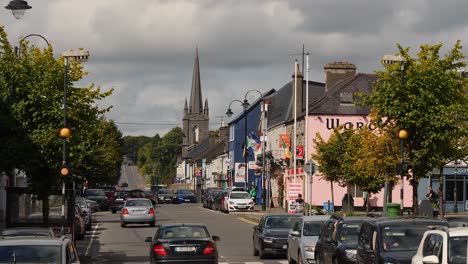 Weitwinkelaufnahme-Der-Hauptstraße-Von-Claremorris,-County-Mayo,-An-Einem-Geschäftigen-Tag