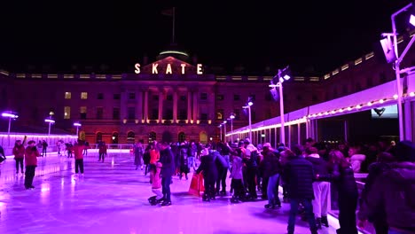 Kinder-Gehen-Vor-Weihnachten-Im-Somerset-House,-London,-Vereinigtes-Königreich,-Schlittschuhlaufen