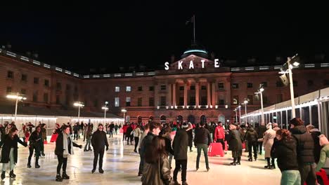 Patinar-Sobre-Hielo-En-Somerset-House-Antes-De-Navidad,-Londres,-Reino-Unido.