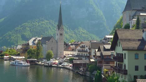 Kirche-Von-Hallstatt-In-Der-Nähe-Der-Seebrücke-Des-Dorfes