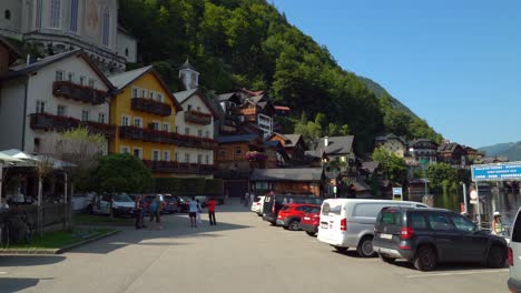 Los-Turistas-Caminan-Por-El-Estacionamiento-En-El-Pueblo-De-Hallstatt.