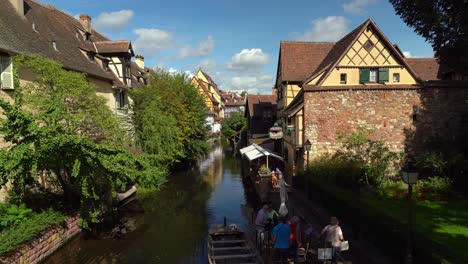 An-Einem-Sonnigen-Tag-Gehen-Menschen-Im-Fischhändlerviertel-In-Colmar-Spazieren