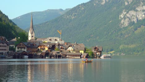 Gondel-Fährt-An-Einem-Sonnigen-Tag-Auf-Dem-See-In-Hallstatt