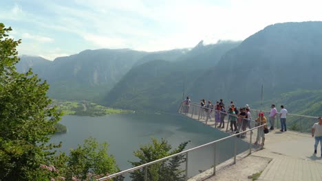 Gente-Que-Viene-A-Tomar-Fotografías-En-Hallstatt-Skywalk.