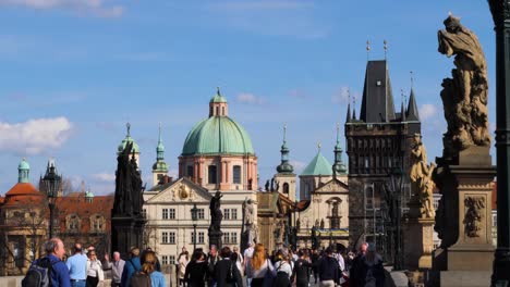 Turistas-Cruzando-El-Puente-De-Carlos-En-Praga,-República-Checa