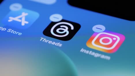 Finger-Berührt-Smartphone,-Löscht-Threads-App-Aus-Dem-Appstore,-Nahaufnahme