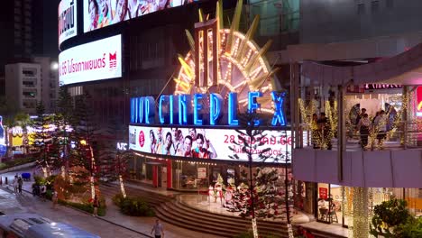 Fachada-De-Una-De-Las-Cadenas-De-Cines-Más-Populares,-Que-Presenta-Diferentes-Tipos-De-Géneros-Cinematográficos-Ubicada-En-Bangkok,-Tailandia.