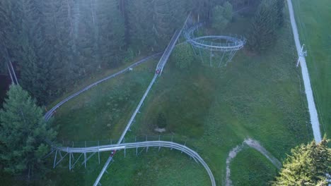 Levantamiento-De-Drones-De-Bobsleigh-Sobre-Ruedas-Transportados-Al-Inicio-De-La-Carrera.