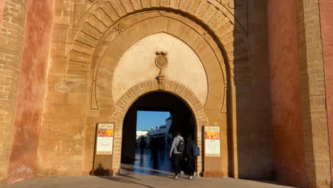 Menschen,-Die-Bei-Sonnenaufgang-Die-Kasbah-Der-Udayas-Durch-Das-Tor-Der-Großen-Mauer-Betreten