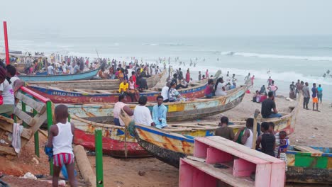 sakumono-beach-people-gathering-on-fisherman-boat