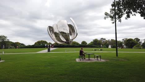 Una-Mujer-Sentada-Sola-En-Un-Gran-Parque-Paisaje-De-Turismo-Floralis-Genérica