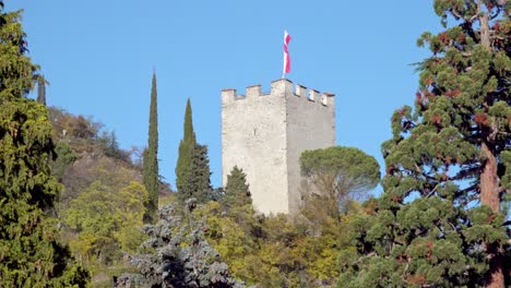 Der-Pulverturm-Gilt-Zu-Recht-Als-Eine-Der-Beliebtesten-Sehenswürdigkeiten-Von-Meran---Meran,-Südtirol,-Italien