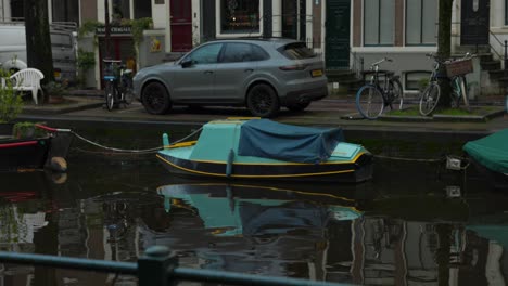 Vista-Nublada-De-Las-Tranquilas-Aguas-Del-Canal-En-Ámsterdam.