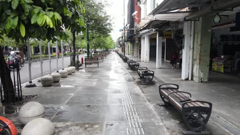 El-Ambiente-Peatonal-En-La-Calle-Malioboro-Después-De-Que-Cesa-La-Lluvia,-El-Tráfico-Peatonal-Es-Tranquilo.