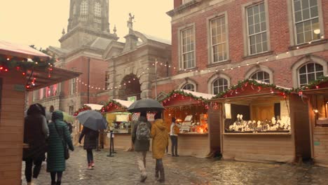 Comercio-Durante-La-Temporada-Navideña-Cerca-De-La-Zona-Del-Castillo-En-Dublín,-Irlanda