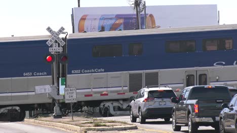 Der-Amtrak-Zug-Fährt-Auf-Der-Straße-Vorbei