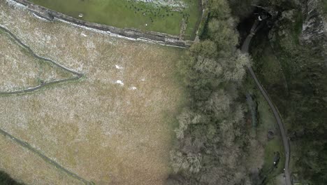 Vista-Panorámica-De-Las-Ruinas-Del-Castillo-Peak-District-Castleton-Sobrecarga-Aérea-De-Invierno